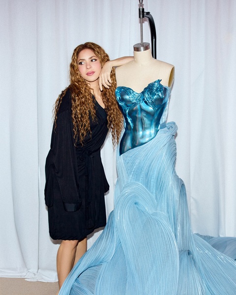 05.03.2025
05.03.2025 - The piece I’m wearing for Acróstico on my tour was designed by @gauravguptaofficial The metallic wolf plate symbolizes the wolf as a protector. The fabric of the skirt features an intricate wave design, symbolizing the Atlantic Ocean that separates the two continents where my children and I were born—Europe and South America. To complete the look, I’m wearing a ring from @tiffanyandco , representing love without end.
