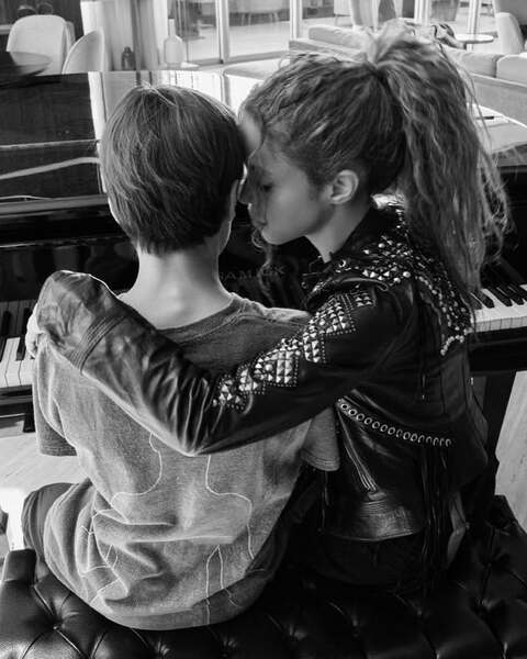11.05.2025
1. This song goes to all mothers who give “all of them” ❤️
2. 🤍🎹
3. 🥰
4. 🐺💕
5. With my friend Claudia. Sending love to all the single mothers who, despite the challenges, keep moving forward for their children! 💕
