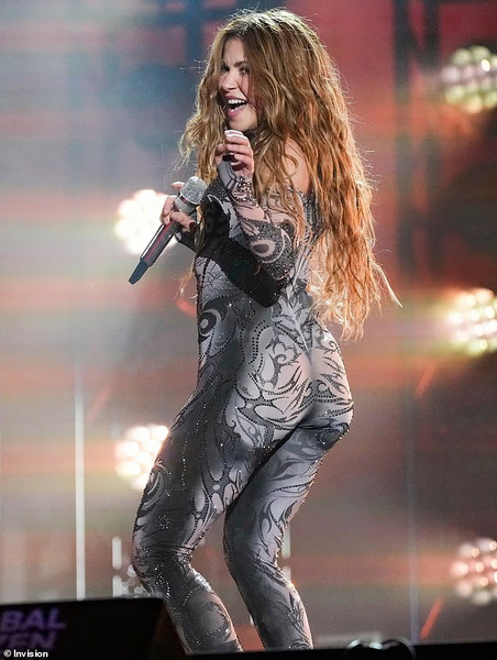 102513095-15141283-The_Hips_Don_t_Lie_songstress_flaunted_her_shapely_derriere_to_t-m-75_1759029392086_copie.jpg