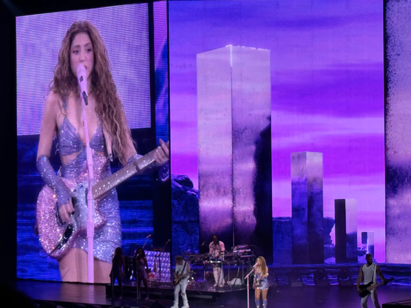 Shakira-with-guitar-2_copie.jpg