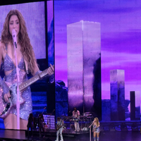 Shakira-with-guitar-2_copie.jpg
