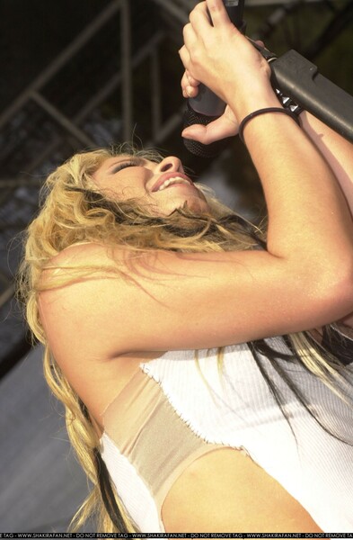 shakira024.jpg