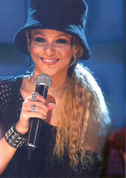 Shakira_-_Top_of_the_Pops_28June_200229.jpg