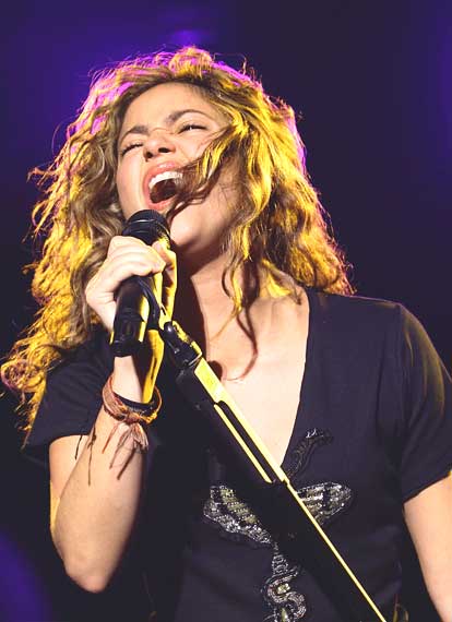 Zaragoza_Concert_-_Shakira_Fijacion_Oral_Tour_-_June_14_2006_-3.jpg