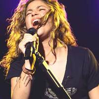 Zaragoza_Concert_-_Shakira_Fijacion_Oral_Tour_-_June_14_2006_-3.jpg
