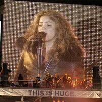 112105_shakira0128.jpg