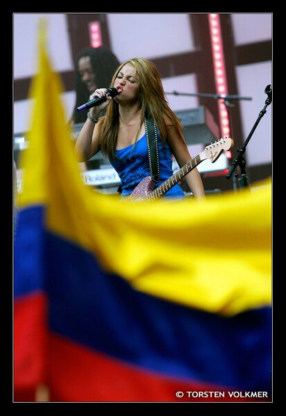 Shakira___Live_Earth_Hamburg_by_Torsten_Volkmer.jpg