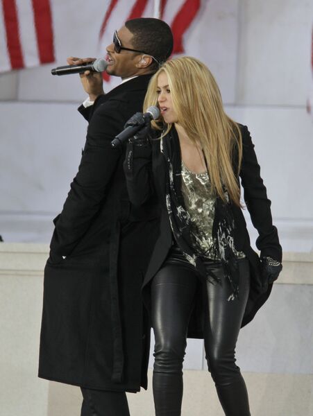 28350_Celebutopia-Shakira_during_We_Are_One-_Opening_Inaugural_Celebration_at_the_Lincoln_Memorial_in_Washington-04_122_42lo.jpg
