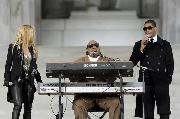 28863_Celebutopia-Shakira_during_We_Are_One-_Opening_Inaugural_Celebration_at_the_Lincoln_Memorial_in_Washington-01_122_345lo.jpg