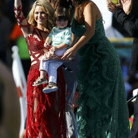 musician-shakira-l-waves.jpg