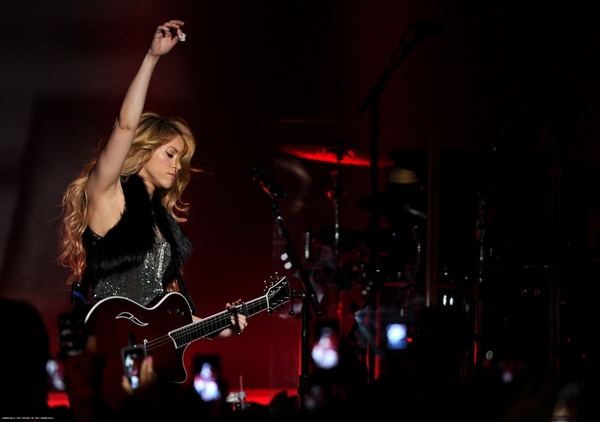 shakiraorgplalbumsLA004.jpg