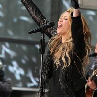 shakira-performing-on-nbc-s-today-at-rockefeller-plaza-in-new-york-city_10.jpg