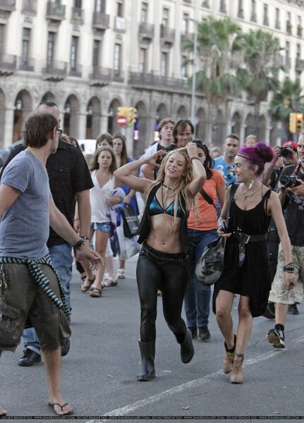 100819P1_SHAKIRA_B-GR_14.jpg