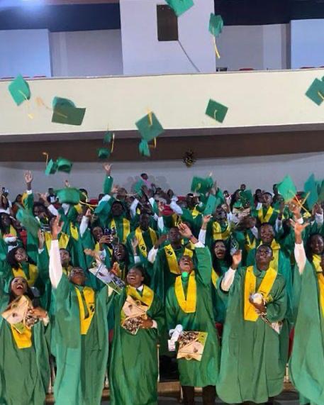 24.12.2026
24.12.2026 - Este año, mi mejor regalo de Navidad es ver graduarse a 415 estudiantes de nuestros colegios Pies Descalzos en La Guajira, Barranquilla, Quibdó y Cartagena.

415 sueños que se realizan gracias al trabajo del equipo de nuestra Fundación y de los maestros que los han acompañado desde su infancia hasta hoy.

¡Felicidades a nuestros estudiantes y feliz Navidad!

@fpiesdescalzos
