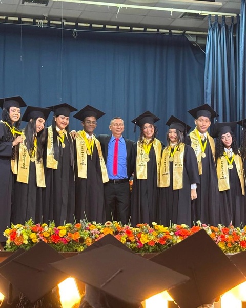 24.12.2026
24.12.2026 - Este año, mi mejor regalo de Navidad es ver graduarse a 415 estudiantes de nuestros colegios Pies Descalzos en La Guajira, Barranquilla, Quibdó y Cartagena.

415 sueños que se realizan gracias al trabajo del equipo de nuestra Fundación y de los maestros que los han acompañado desde su infancia hasta hoy.

¡Felicidades a nuestros estudiantes y feliz Navidad!

@fpiesdescalzos
