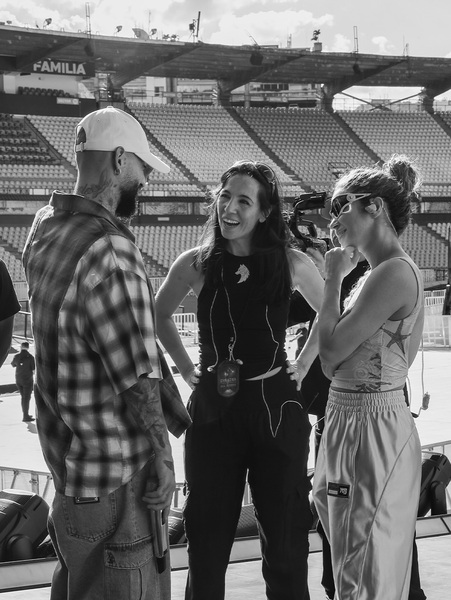 31.12.2026
31.12.2026 - Querida manada, Durante este año aprendí que vale más procurar la paz que perseguir obsesivamente la felicidad. Que es mejor agradecer a la vida lo poco o mucho que tenemos, que quejarnos por aquello que nos falta. Descubrí que mirar hacia dentro es más importante que mirarse en un espejo, y que solo aceptándonos a nosotros mismos enseñamos a los otros a hacerlo. Este año también aprendí a respirar, y encontré dentro de mí el mejor refugio, donde ahora puedo descansar del ruido externo ...
