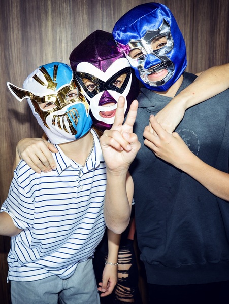 31.12.2026
31.12.2026 - Querida manada,

Durante este año aprendí que vale más procurar la paz que perseguir obsesivamente la felicidad. Que es mejor agradecer a la vida lo poco o mucho que tenemos, que quejarnos por aquello que nos falta.

Descubrí que mirar hacia dentro es más importante que mirarse en un espejo, y que solo aceptándonos a nosotros mismos enseñamos a los otros a hacerlo.

Este año también aprendí a respirar, y encontré dentro de mí el mejor refugio, donde ahora puedo descansar del ruido externo. Cono
