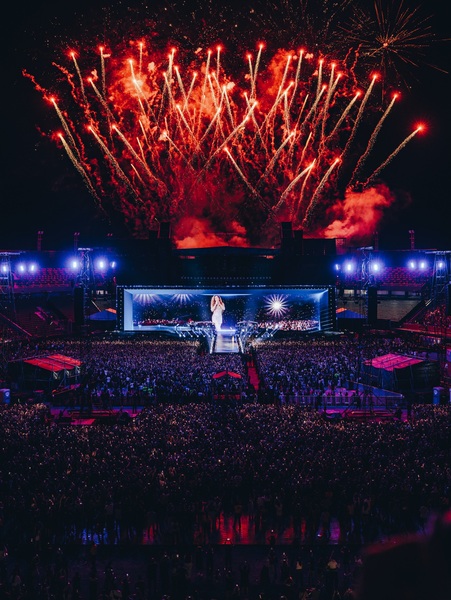 31.12.2026
31.12.2026 - Querida manada, Durante este año aprendí que vale más procurar la paz que perseguir obsesivamente la felicidad. Que es mejor agradecer a la vida lo poco o mucho que tenemos, que quejarnos por aquello que nos falta. Descubrí que mirar hacia dentro es más importante que mirarse en un espejo, y que solo aceptándonos a nosotros mismos enseñamos a los otros a hacerlo. Este año también aprendí a respirar, y encontré dentro de mí el mejor refugio, donde ahora puedo descansar del ruido externo ...
