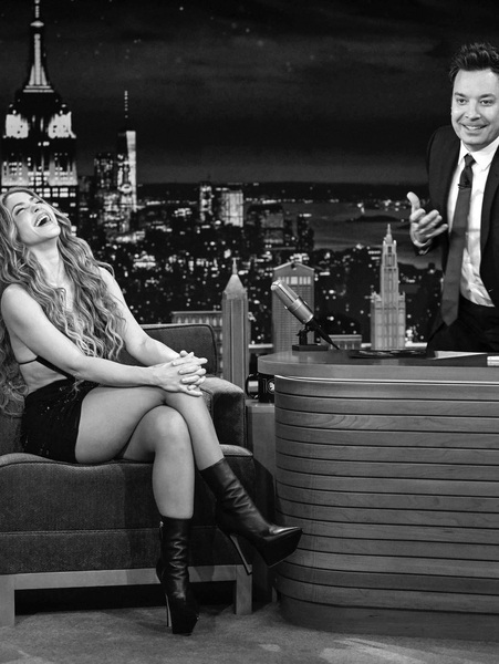 31.12.2026
31.12.2026 - Querida manada, Durante este año aprendí que vale más procurar la paz que perseguir obsesivamente la felicidad. Que es mejor agradecer a la vida lo poco o mucho que tenemos, que quejarnos por aquello que nos falta. Descubrí que mirar hacia dentro es más importante que mirarse en un espejo, y que solo aceptándonos a nosotros mismos enseñamos a los otros a hacerlo. Este año también aprendí a respirar, y encontré dentro de mí el mejor refugio, donde ahora puedo descansar del ruido externo ...
