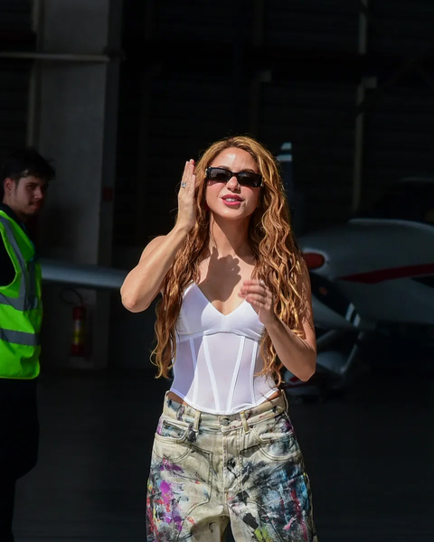 Shakira-desembarca-no-Brasil-para-megashow-no-Rio-0036531807202604291421-7_copie.jpg